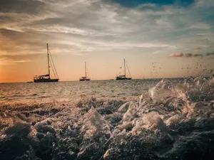Waves And Ships In Honduras Wallpaper