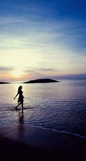 Woman Beach Islet Wallpaper