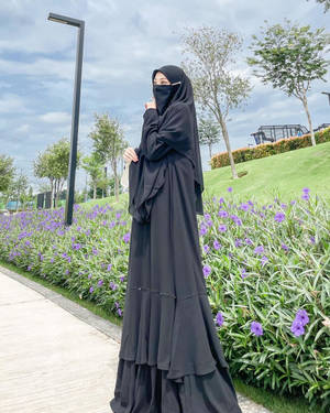 Woman Dressed With Cadar And Hijab Wallpaper