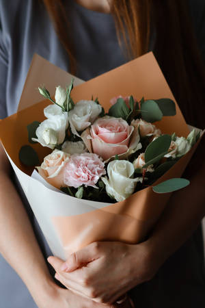 Woman Holding Roses Flower Bouquet Wallpaper