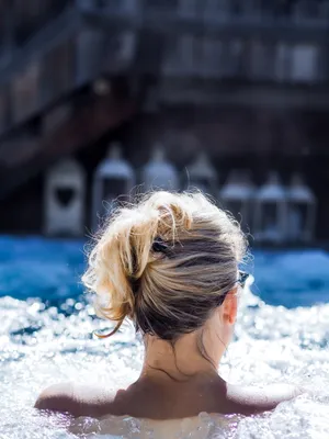 Woman Ice Bath Wallpaper