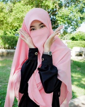 Woman In Pink Cadar Wallpaper