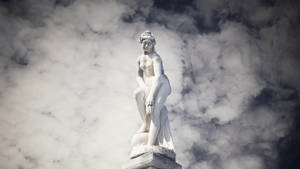 Womanly Greek Statue Wallpaper