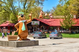 Yogi Bear Jellystone Statue Wallpaper