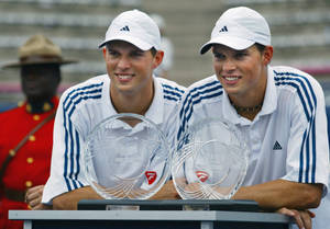 Young Bob Bryan And Mike Bryan Wallpaper