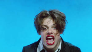 Yungblud Wearing Lipstick Wallpaper