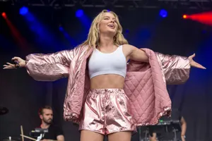 Zara Larsson At Lollapalooza Wallpaper