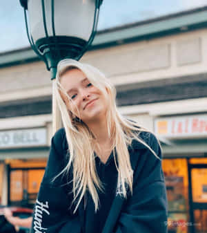 Zoe Laverne In Lamp Post Wallpaper